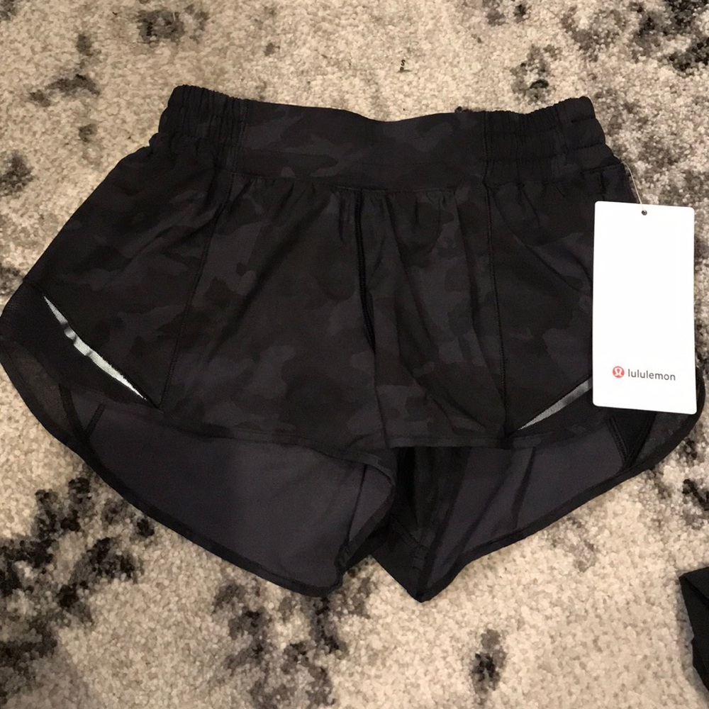 Lululemon Hotty Hot Short II 2.5” NWT
